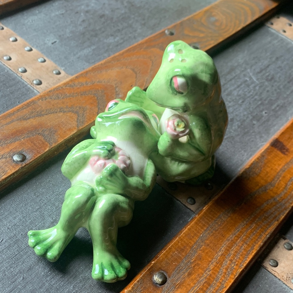 Vintage froggy salt and pepper